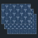 Metallic Filigree Hanukkah Menorah Inpakpapier Vel<br><div class="desc">Hier hebben we een mooi blad voor verpakkingspapier dat perfect is voor het vakantieseizoen. Het eerste vel bevat een metalen filigree menorah en de woorden Peace, Love, Light inside of a decorative lijst op een donkerblauwe achtergrond. Het tweede vel bevat een metalen filigree menorah op een donkerblauwe achtergrond en het...</div>