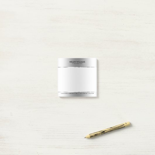 Metallic glanzende zilver-grijze achtergrond post-it® notes (Op bureau)