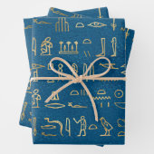 Metallic Gold Egyptian Hieroglyphs op Blue Inpakpapier Vel (In situ)