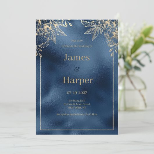 Metallic marine blauw gradiënt goud bloemenbruilof kaart (Staand voorkant)