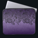 Metallic Paarse achtergrond en zwarte Paisley Lace Laptop Sleeve<br><div class="desc">Elegant metallisch paars,  geborsteld aluminium achtergrond met zwarte florale paisley kant.</div>