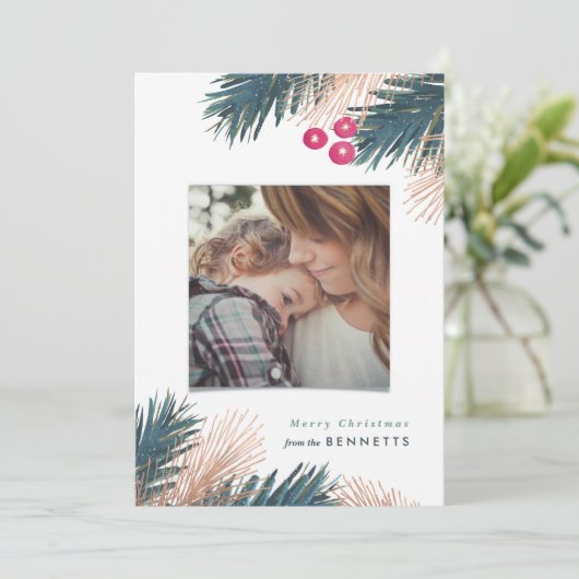 Metallic Pine Boughs and Berries Christmas Kaart (Staand voorkant)