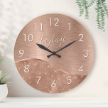 Metallic Roos Gold Glitter - op maat gemaakt Ronde Klok<br><div class="desc">Pas dit roos goudbruin metaal en glamoureuze faux-muurklok eenvoudig aan met uw eigen eigen naam.</div>