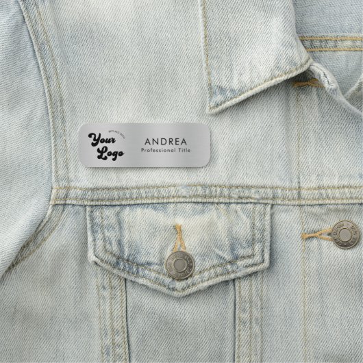 Metallic Silver Safety Pin Name Custom Moderne Log Naamplaatje (In situ)