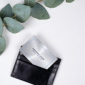 Metallic zilveren grijze achtergrond en blauwe ran visitekaartje