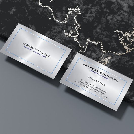 Metallic zilveren grijze achtergrond en blauwe ran visitekaartje