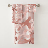 Metallisch roos Gouden Glitter + Blush Roze Camo P Bad Handdoek (Insitu)