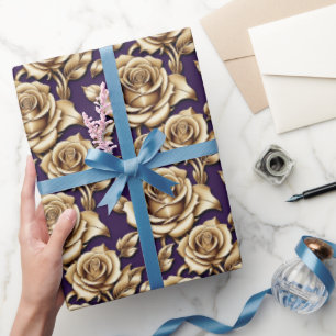 Metallische gouden rozen op een matte diep paars cadeaupapier