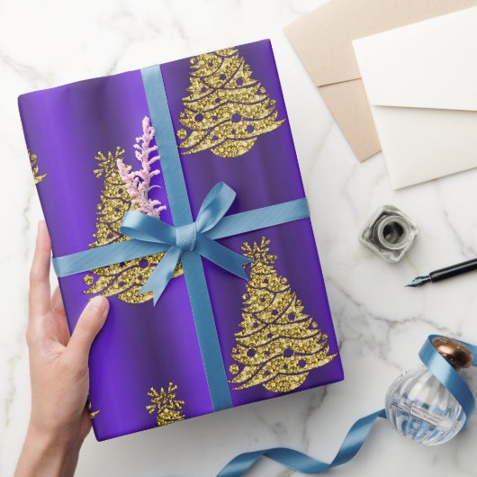 Metallische Kerstbomen op Paarse Kerst Cadeaupapier (Geschenken)