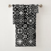 Metamorfose Medallion Pattern Black en White B Bad Handdoek (Insitu)