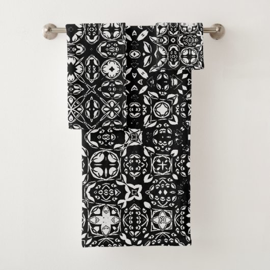 Metamorfose Medallion Pattern Black en White B Bad Handdoek (Insitu)