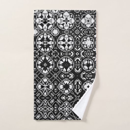Metamorfose Medallion Pattern Black en White B Bad Handdoek (Handdoek)