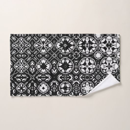 Metamorfose Medallion Pattern Black en White B Bad Handdoek (Handdoek)