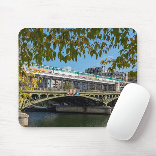 Metro op de Bir-Hakeim brug - Parijs, Frankrijk Muismat (Met muis)