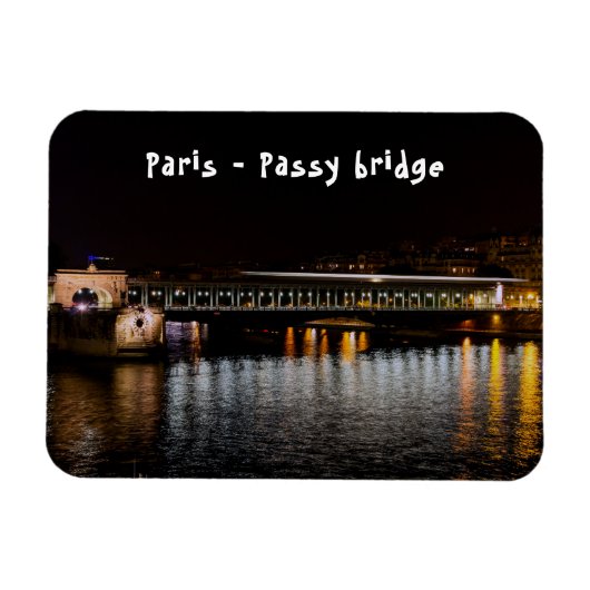 Metro steekt Bir-Hakeim brug over bij nacht Magneet (Horizontaal)