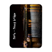 Metro steekt Bir-Hakeim brug over bij nacht Magneet (Verticaal)