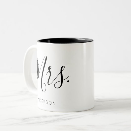 'Mevrouw' Aangepaste Nieuwe Achternaam Trouwcadeau Tweekleurige Koffiemok (Voorkant links)
