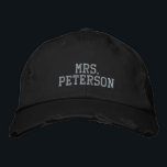 Mevrouw Achternaam Bruid Verloving Pasgetrouwd Geborduurde Pet<br><div class="desc">Mevrouw Achternaam Bruid Verloving Pasgetrouwd</div>