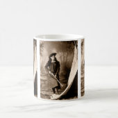 Mevrouw Annie Oakley met geweer, oude foto portret Koffiemok (Center)