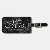 Mevrouw Black Marble Script Monogrammed Name Bagagelabel (Voorkant horizontaal)