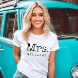 Mevrouw  Black Persoonlijk Wedding Monogram T-shirt<br><div class="desc">Het shirt van de familienaam van de douane voor Mrs. of Future Mrs. kenmerkt  typemachine in zwart met een rood hartaccent. Bezoek onze winkel voor het overeenkomende Mr. shirt - dit is een unieke trouwcadeau en perfect voor het koppel dat op de huwelijksreis draag!</div>