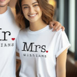 Mevrouw  Black Persoonlijk Wedding Monogram Tri-Blend Shirt<br><div class="desc">Aangepaste achternaam shirt voor de Mrs of Future Mrs. Kenmerken  typemachinetekst in het zwart met een rood hart accent. Bezoek onze winkel voor de bijpassende Mr. shirt - deze maken een uniek huwelijksgeschenk,  en ideaal voor het paar om op de huwelijksreis te draag!</div>
