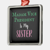 Mevrouw de vice-President is mijn zuster PG Metalen Ornament (Links)