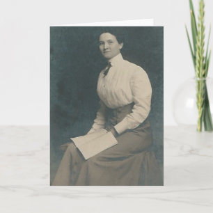 mevrouw die het wenskaart van het boek leest kaart