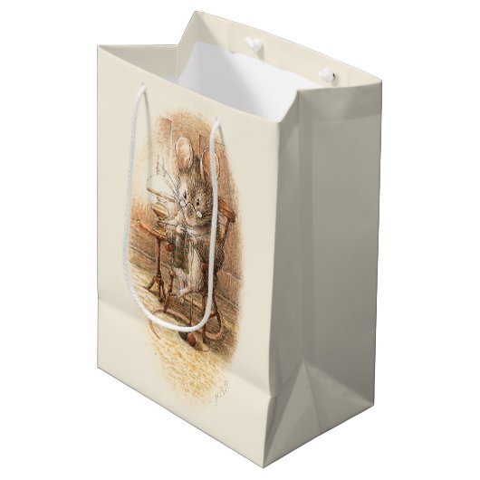 Mevrouw Dormouse Knitting Medium Cadeauzakje (Voorkant Gekanteld)