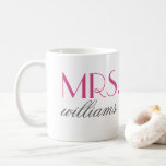 Mevrouw Elegant Hot Pink gepersonaliseerd huwelijk Koffiemok<br><div class="desc">Gewoon elegante mevrouw mok kan worden gepersonaliseerd haar achternaam. Maakt een uniek geschenk voor de bruid te zijn of onlangs getrouwd! Hete roze en houtskoolgrijze kleuren kunnen worden aangepast.</div>