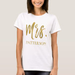 Mevrouw en achternaam Gold Foil Typography Shirt<br><div class="desc">Mevrouw en achternaam Faux Gold Foil Typography T-shirt voor een pasgetrouwde om op haar huwelijksreis te draag. Dit T-shirt is gekoppeld aan het Mr. achternaam zilveren shirt voor mannen.</div>