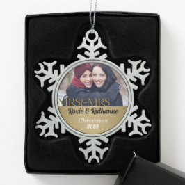 Mevrouw en mevrouw Lesbian Kerstmis in Gold Tin Sneeuwvlok Ornament