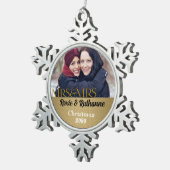 Mevrouw en mevrouw Lesbian Kerstmis in Gold Tin Sneeuwvlok Ornament (Rechts)