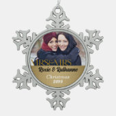 Mevrouw en mevrouw Lesbian Kerstmis in Gold Tin Sneeuwvlok Ornament (Voorkant)