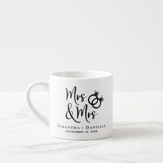 Mevrouw en mevrouw Lesbian Wedding Favor Espresso Kop (Links)