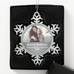 Mevrouw en mevrouw Silver Damask eerste Kerstmis Tin Sneeuwvlok Ornament