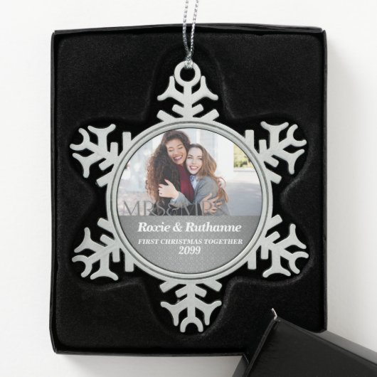 Mevrouw en mevrouw Silver Damask eerste Kerstmis Tin Sneeuwvlok Ornament (Kistje)