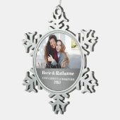 Mevrouw en mevrouw Silver Damask eerste Kerstmis Tin Sneeuwvlok Ornament (Rechts)