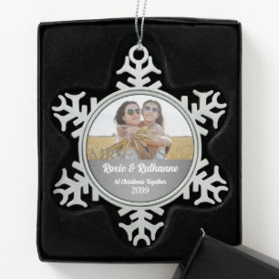 Mevrouw en mevrouw Silver Damask, eerste Kerstmis Tin Sneeuwvlok Ornament