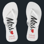 Mevrouw, gepersonaliseerd met de Teenslippers van<br><div class="desc">Deze teenslippers kunnen in om het even welke aanbiedingen van de achtergrondkleur worden veranderd zazzle. Ze hebben het woord "Mrs." in script de flip flip. U kunt teenslippers personaliseren met jouw naam en een speciale datum van toen u of trouwdatum ontmoette. Bekijk de vele bruidedesign die we in onze winkel...</div>