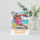 "MEVROUW GING MET PENSIOEN OP HET STRAND" BRIEFKAART (Staand voorkant)