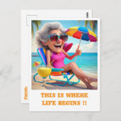 "MEVROUW GING MET PENSIOEN OP HET STRAND" BRIEFKAART (Voorkant / Achterkant)