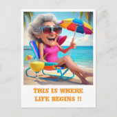 "MEVROUW GING MET PENSIOEN OP HET STRAND" BRIEFKAART (Voorkant)