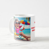 "MEVROUW GING MET PENSIOEN OP HET STRAND" KOFFIEMOK (Voorkant links)