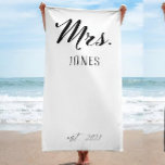 Mevrouw Honeymoon Gift, net getrouwd met een aange Strandlaken<br><div class="desc">Mrs. en Mr. Beach Towels voor Honeymoon,  gewoon gehuwde persoonlijke cadeautjes voor weddenschappen Passen getrouwd Echtgenvrouw</div>
