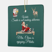 Mevrouw Kerstman geniet van Pilates naam  Keramisch Ornament (Links)