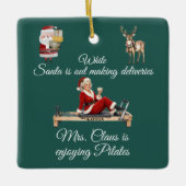 Mevrouw Kerstman geniet van Pilates naam  Keramisch Ornament (Voorkant)