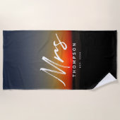 Mevrouw Modern Sunset in Water Minimalist Script Strandlaken (Voorkant)