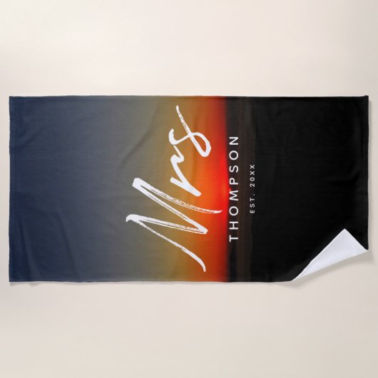 Mevrouw Modern Sunset in Water Minimalist Script Strandlaken (Voorkant)