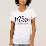 Mevrouw (Naam) Oost. Je huwelijksjaar T-shirt<br><div class="desc">Laat de wereld weten dat je trots bent om Mrs. te zijn. (naam) in dit moderne en stijlvolle handgeschreven script typografie design.</div>